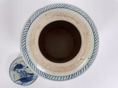 CHINE
Ginger pot with blue and white Swatow-type...