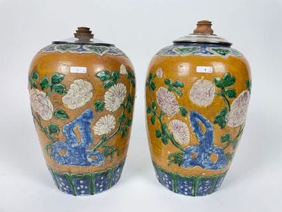 CHINE
Paire de jarres à décor d'émaux polychromes...