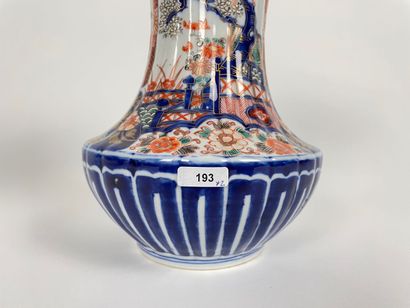 JAPON
A pair of flared-necked vases with...