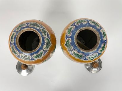 CHINE
Paire de jarres à décor d'émaux polychromes...