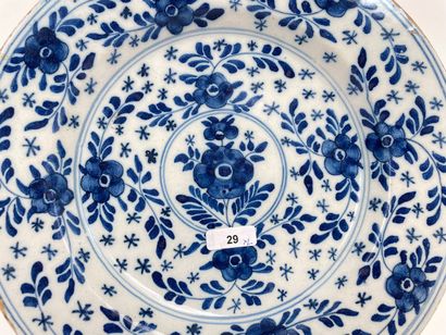 CHINE
Suite de trois assiettes à décor bleu...
