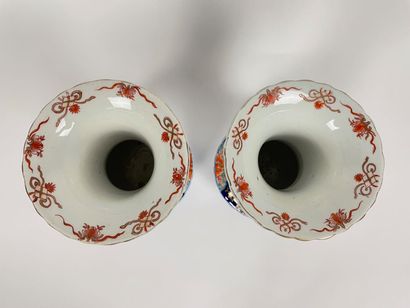 JAPON
A pair of flared-necked vases with...