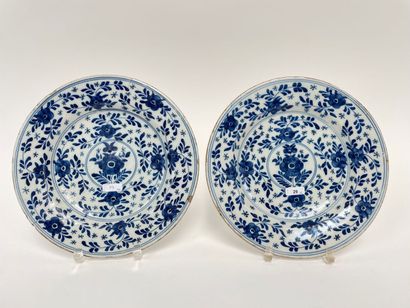 CHINE
Suite de trois assiettes à décor bleu...