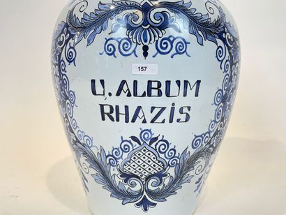 DELFT
Large apothecary pot with blue camaïeu...
