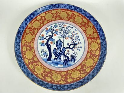 JAPON - ARITA
Grand plat creux à décor polychrome...