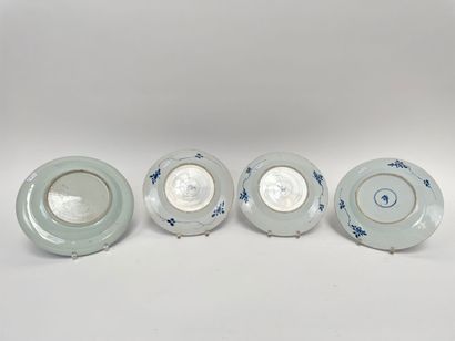 CHINE
Suite de trois assiettes à décor bleu...