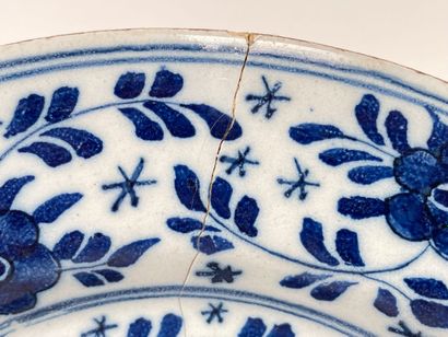 CHINE
Suite de trois assiettes à décor bleu...