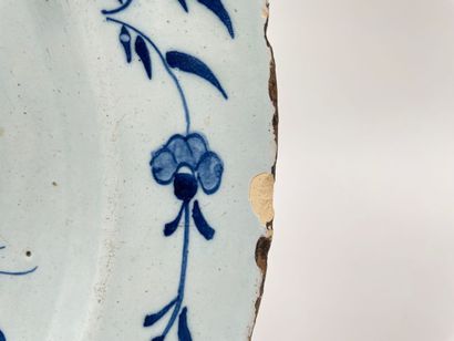 DELFT
Hollow dish with blue monochrome decoration...
