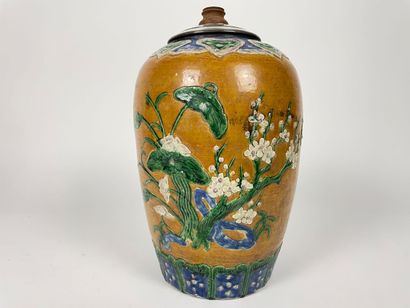 CHINE
Paire de jarres à décor d'émaux polychromes...