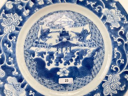 CHINE
Suite de trois assiettes à décor bleu...