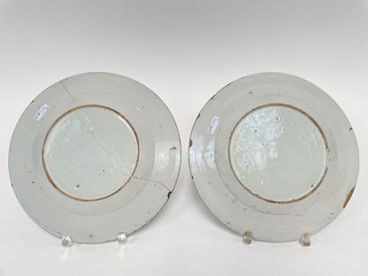 CHINE
Suite de trois assiettes à décor bleu...