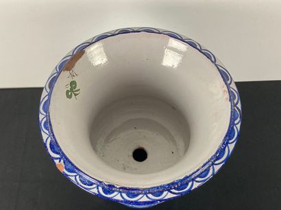 NEVERS
Grand cache-pot en cratère à décor...