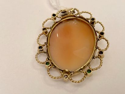 Grand pendentif ovale en or jaune (750 millièmes)...