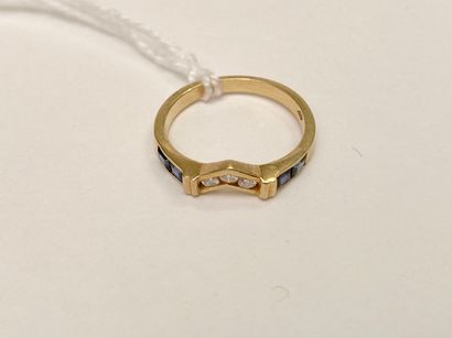 Bague en or jaune (750 millièmes) sertie...