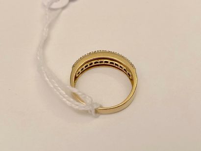 Bague en or jaune (750 millièmes) sertie...