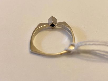 Bague-solitaire en or blanc (750 millièmes)...