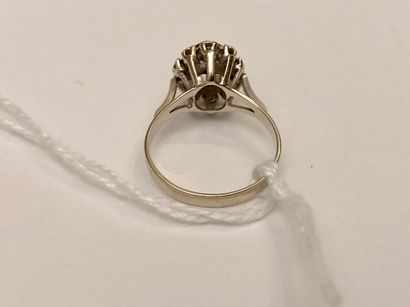 Bague Pompadour en or blanc (750 millièmes)...