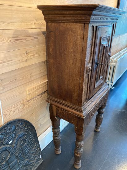 Petit meuble en cabinet ouvrant par un vantail,...
