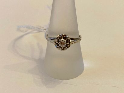 Bague-solitaire en or blanc (750 millièmes)...