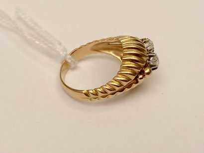 Bague-dôme en or jaune (750 millièmes) sertie...