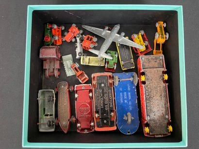 DINKY TOYS et LESNEY - ENGLAND
Varia de véhicules,...