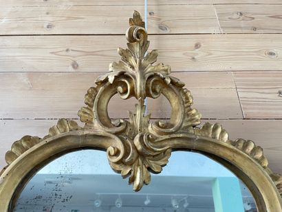 Paire de miroirs chantournés italiens à bras...