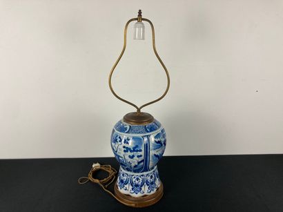 DELFT
Vase en balustre à côtes et décor en...