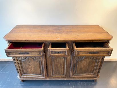 Buffet bas de style Régence ouvrant par deux...