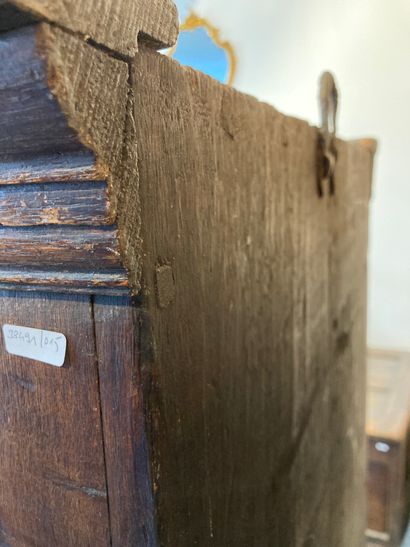 Petit meuble en cabinet ouvrant par un vantail,...