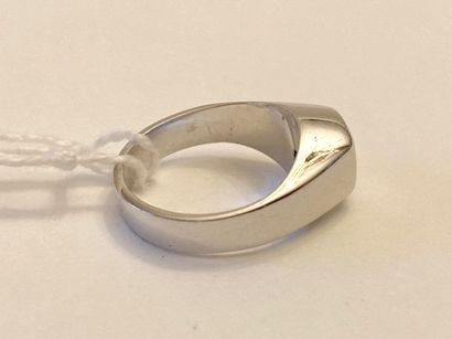 Bague-chevalière en or blanc (750 millièmes)...