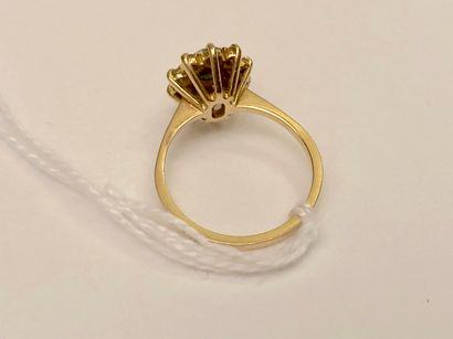 Bague en or jaune (750 millièmes) sertie...