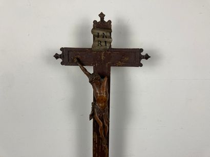 Crucifix baroque, XIXe, bois sculpté et laqué,...