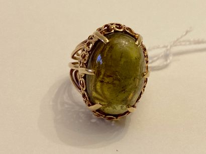 Bague en or jaune (750 millièmes) sertie...