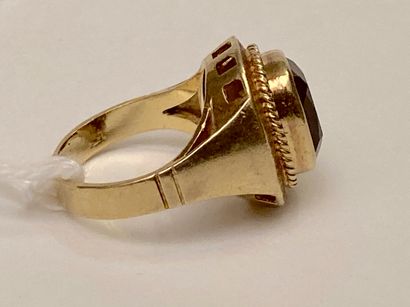 Bague en or jaune (750 millièmes) sertie...