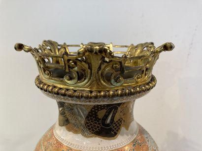 JAPON
Paire de vases à décor polychrome et...