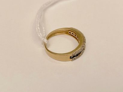 Bague en or jaune (750 millièmes) sertie...