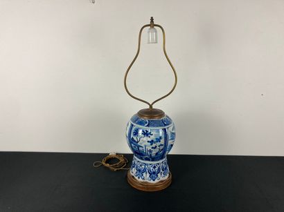 DELFT
Vase en balustre à côtes et décor en...