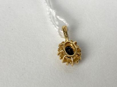 Petit pendentif en or jaune (750 millièmes)...