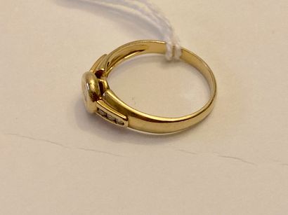 Bague en or jaune (750 millièmes) sertie...
