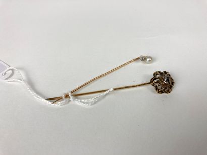 Deux épingles en or jaune serties d'une perle...