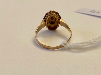 Bague ovale en or jaune (750 millièmes) sertie...