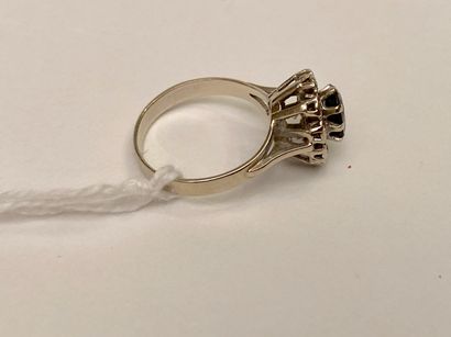 Bague Pompadour en or blanc (750 millièmes)...