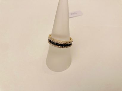 Bague en or jaune (750 millièmes) sertie...