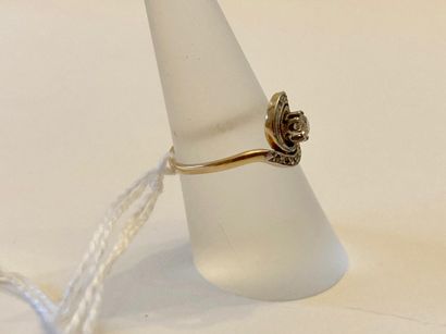 Bague-tourbillon en or jaune (750 millièmes)...