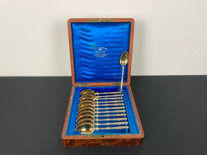 Suite de douze cuillères à moka dans un coffret...