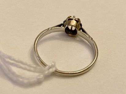 Bague-solitaire en or blanc (750 millièmes)...