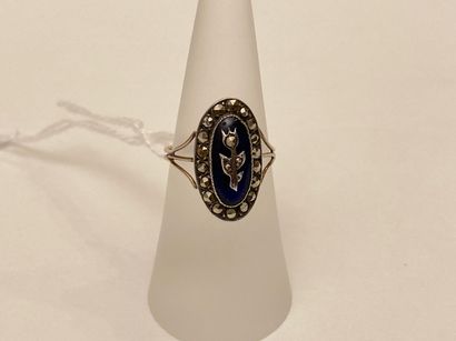 Bague ovale ancienne en or jaune (750 millièmes)...