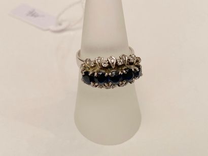Bague en argent sertie d'une ligne de cinq...