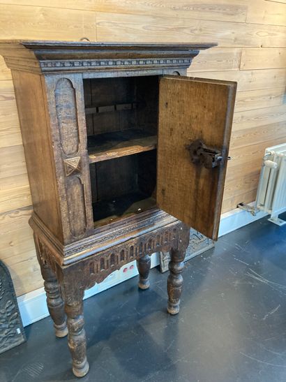 Petit meuble en cabinet ouvrant par un vantail,...