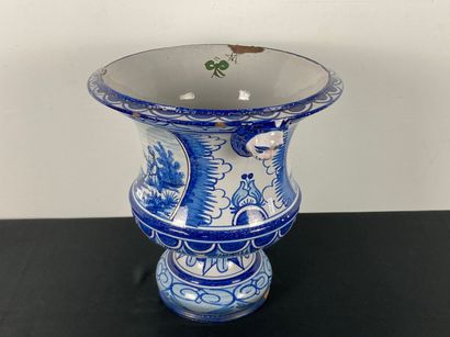 NEVERS
Grand cache-pot en cratère à décor...